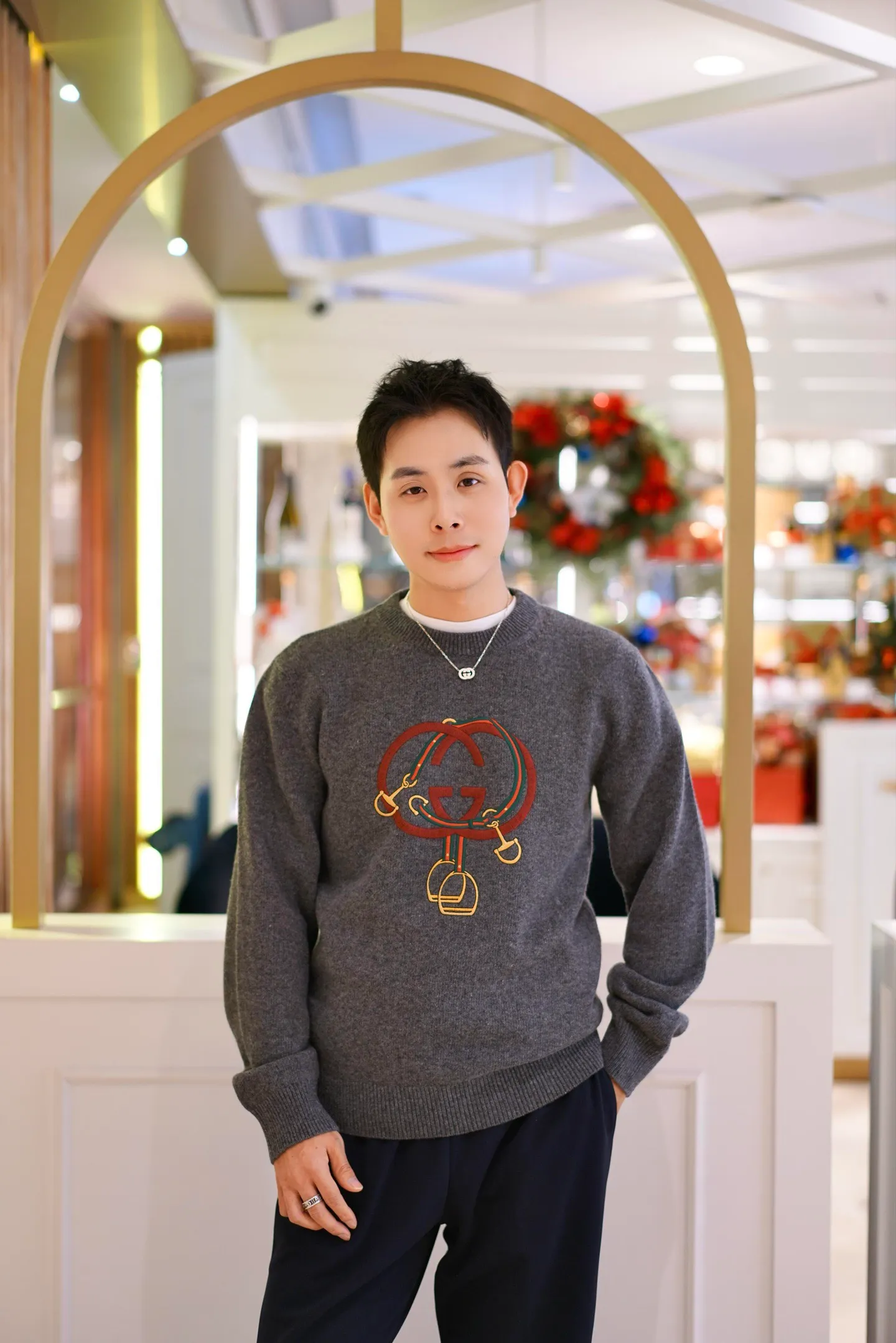 Gucci/Gucci red lantern embroidered crew neck sweater
