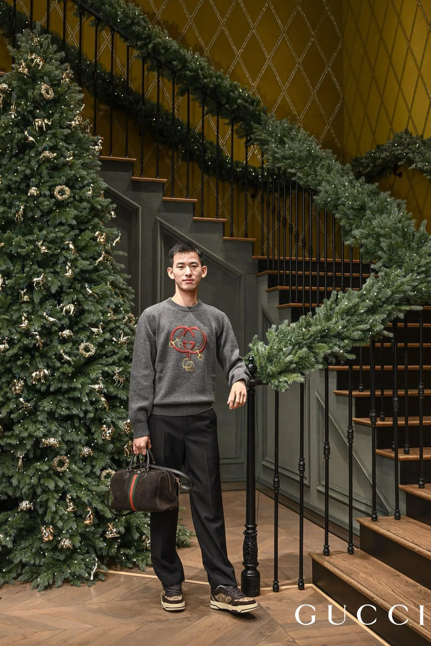 Gucci/Gucci red lantern embroidered crew neck sweater