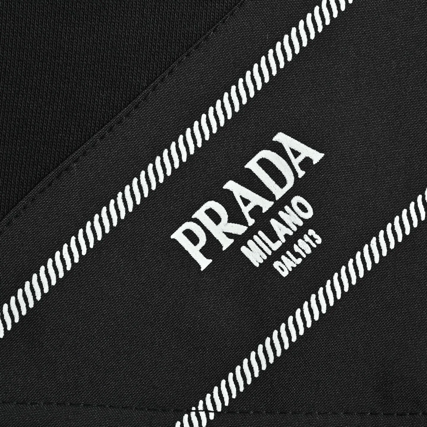 Prada/ logo