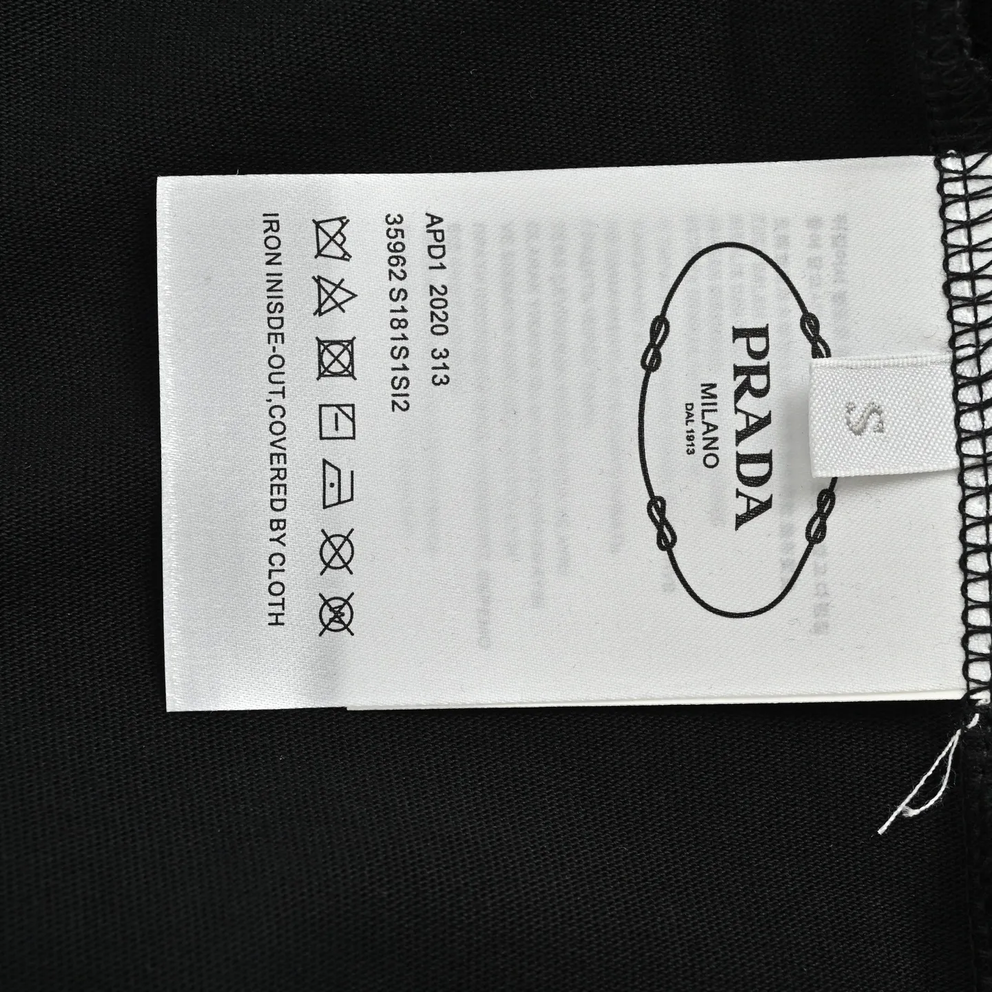 Prada/ logo