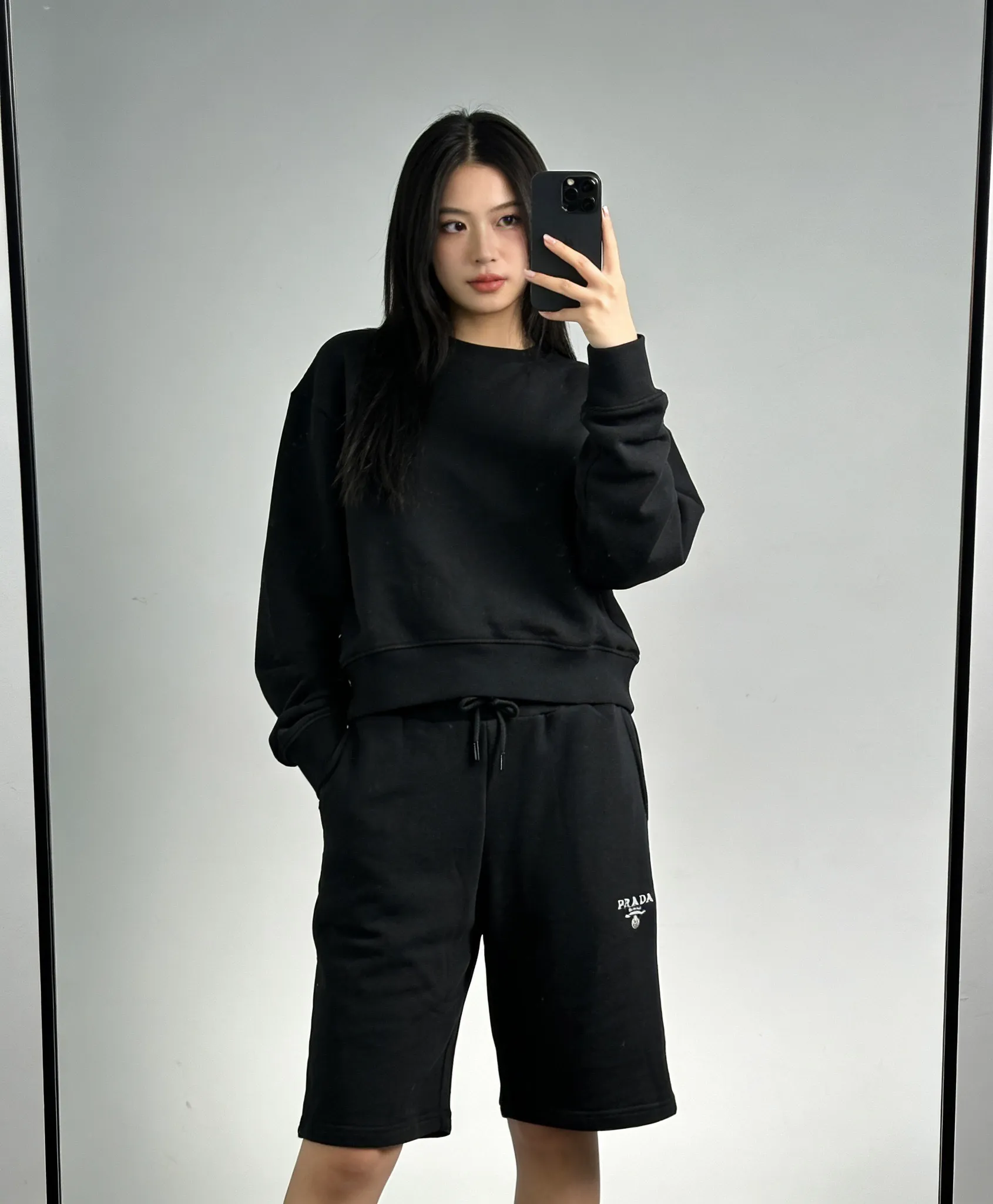 Prada/ logo