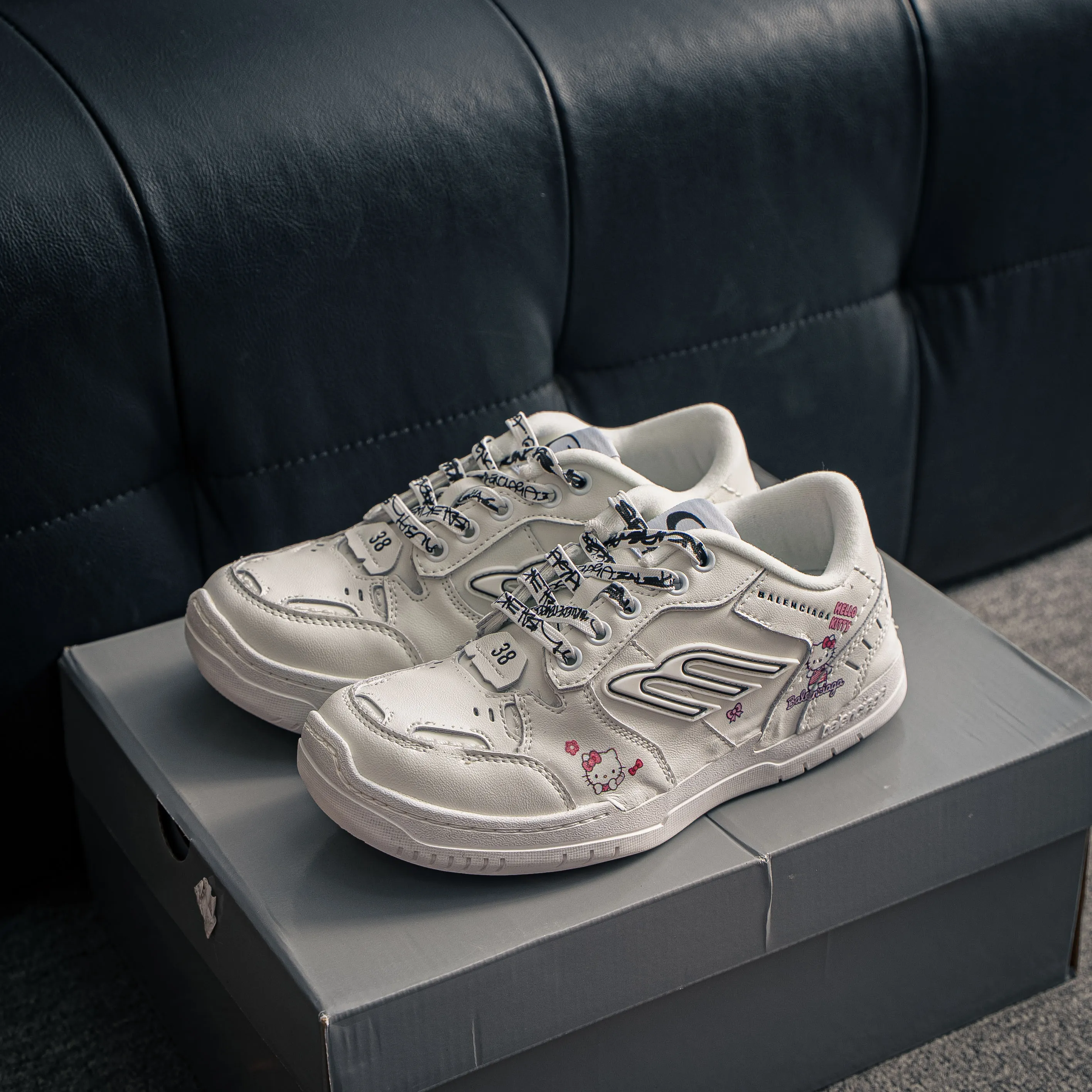 #Hello Kitty x Balenciaga Hamons Worn-Out 18 Cowhide Leather Lace-Up Low-Top Shoes Skate Shoes