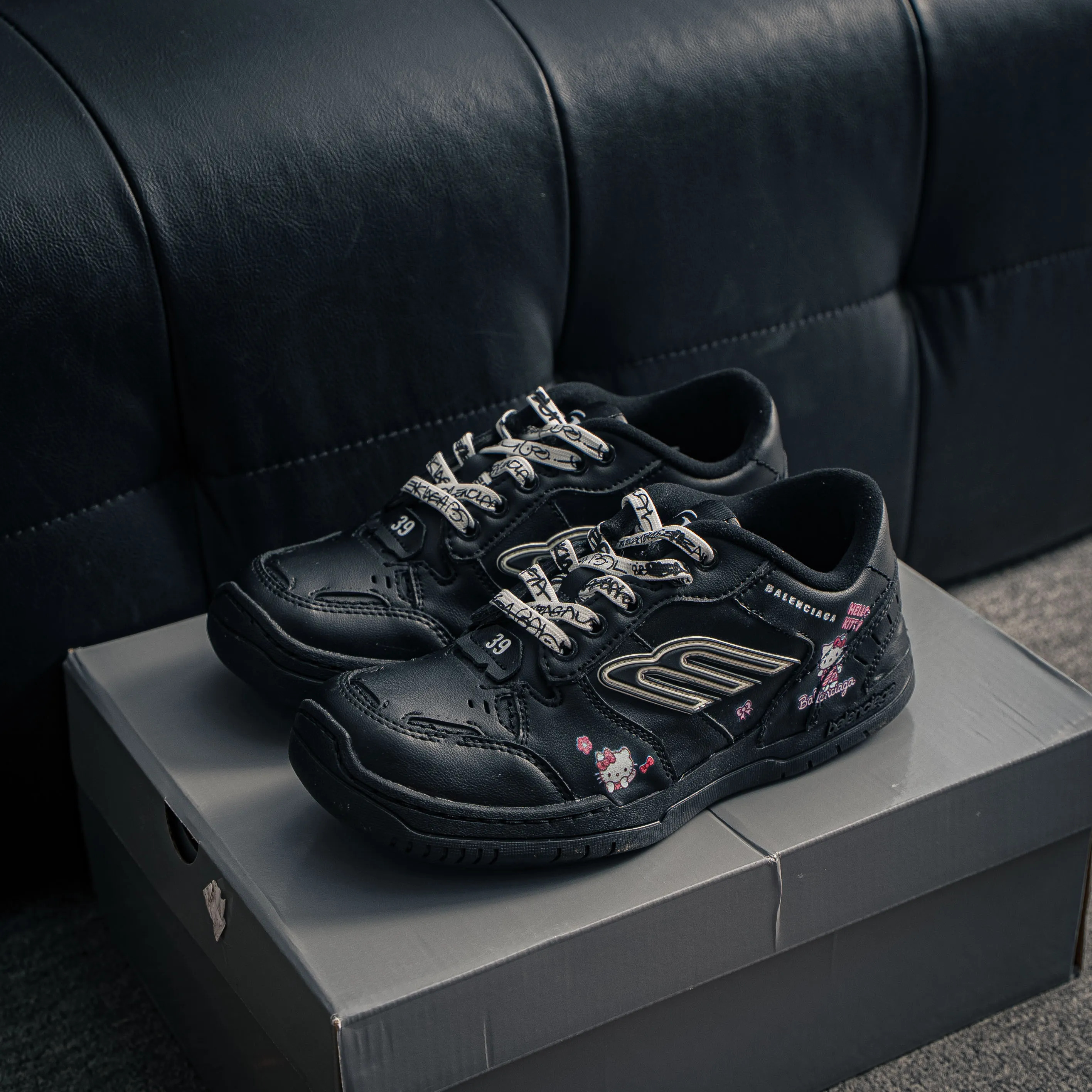 #Hello Kitty x Balenciaga Hamons Worn-Out 18 Cowhide Leather Lace-Up Low-Top Shoes Skate Shoes
