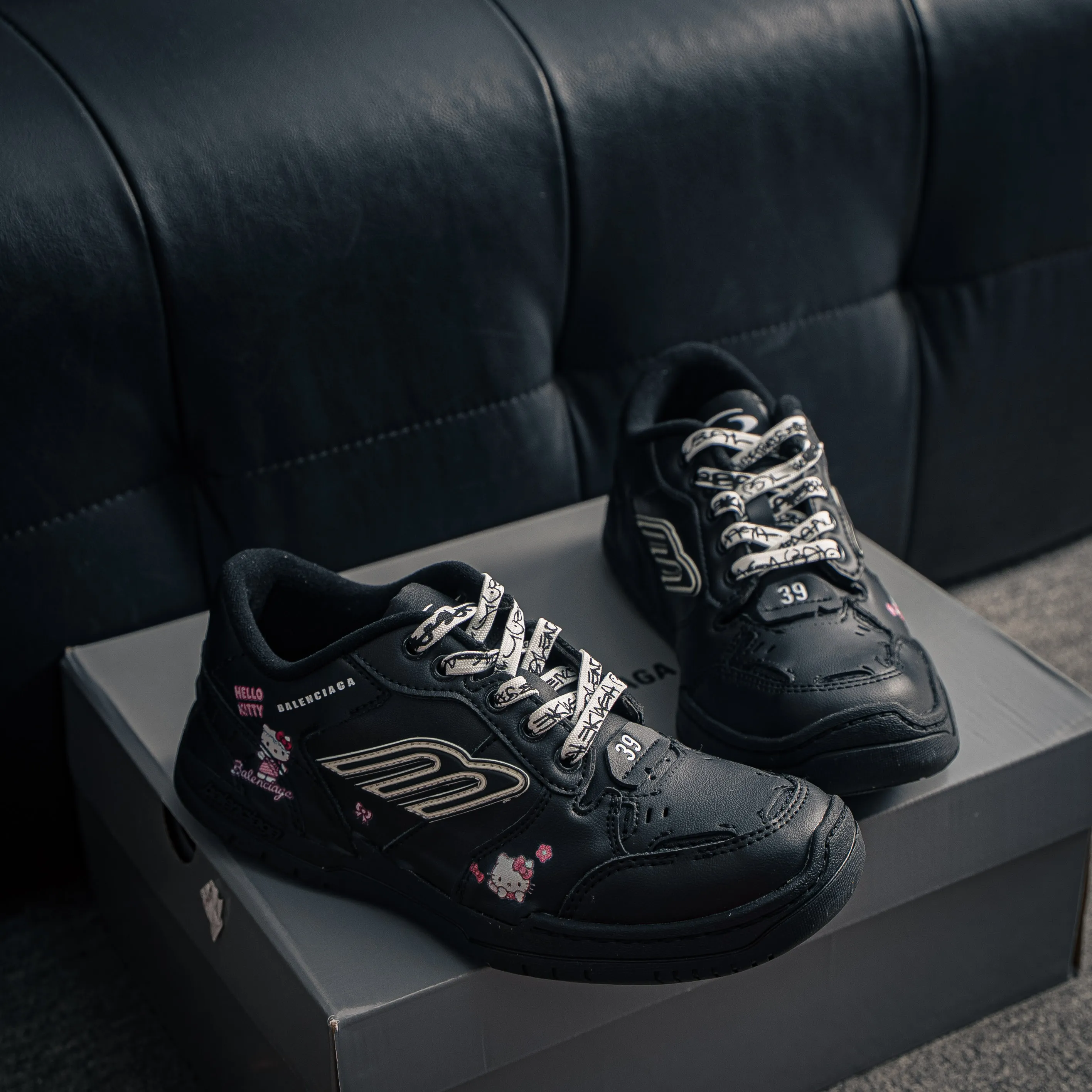 #Hello Kitty x Balenciaga Hamons Worn-Out 18 Cowhide Leather Lace-Up Low-Top Shoes Skate Shoes